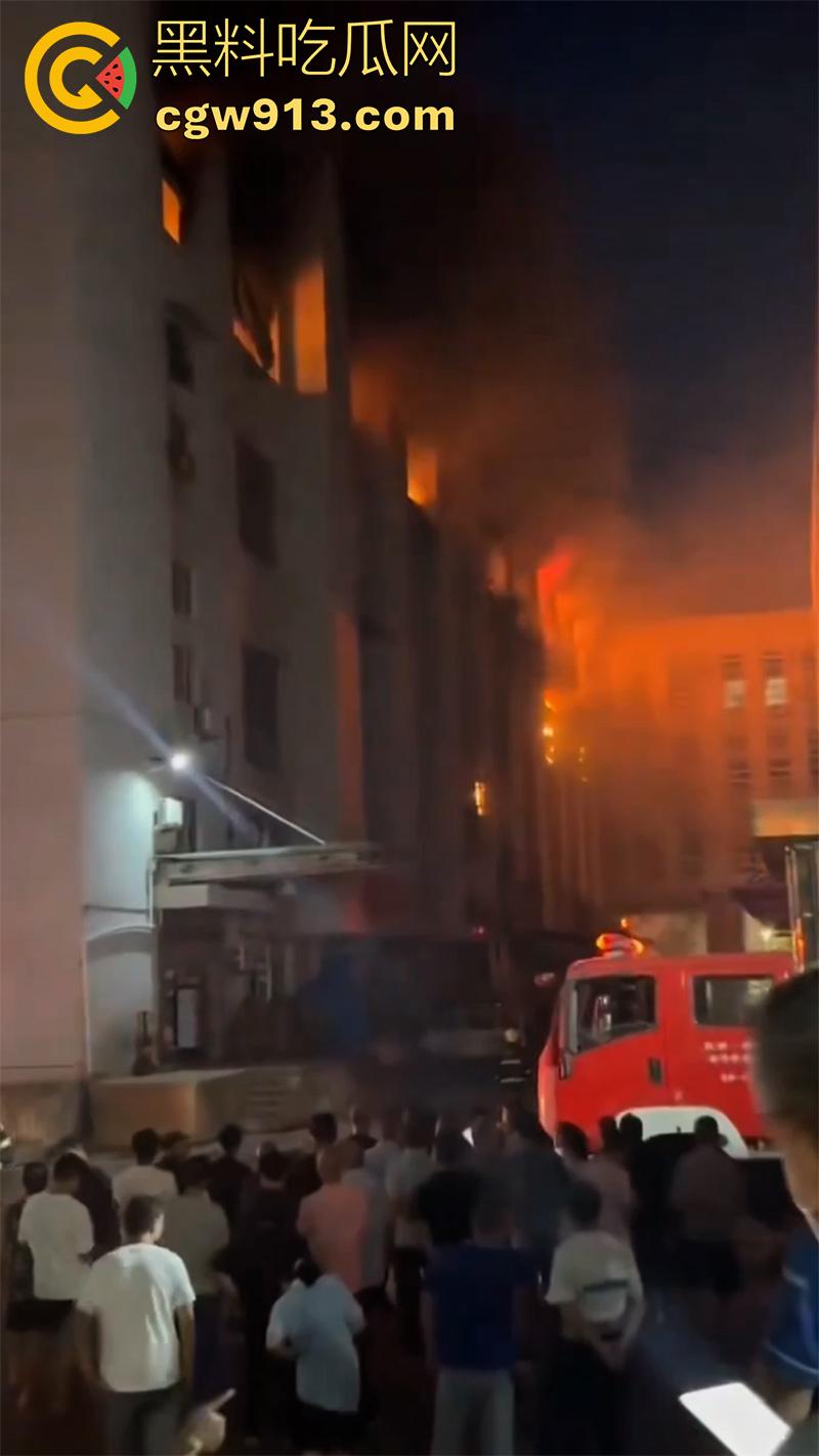 一根烟毁灭一栋楼！温州乐清盐盘工业园区，几名女工仓房抽烟，引发大火10多辆消防车都无法扑灭！-5