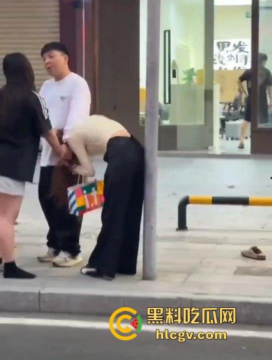 珠海男子带小三购物被原配抓包!小三有身材,原配有火气,抓头发骂得那叫一个狠!-1