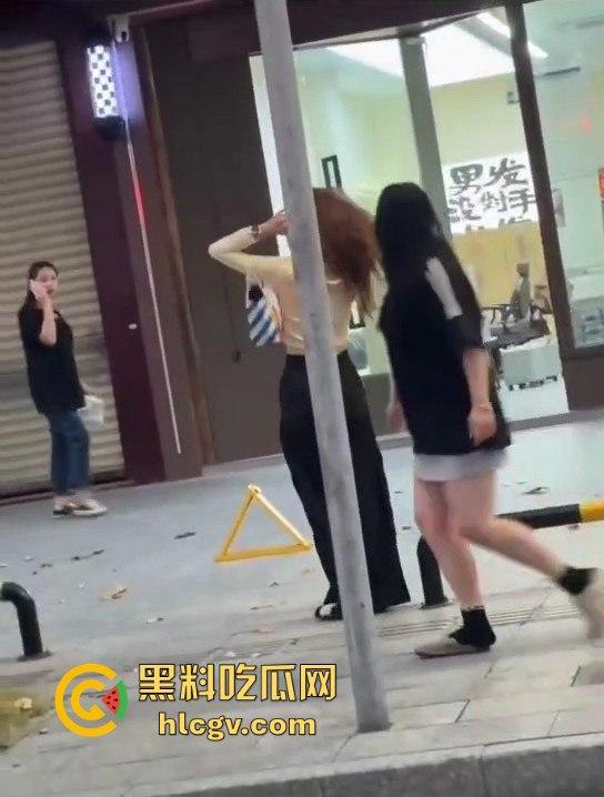 珠海男子带小三购物被原配抓包!小三有身材,原配有火气,抓头发骂得那叫一个狠!-2