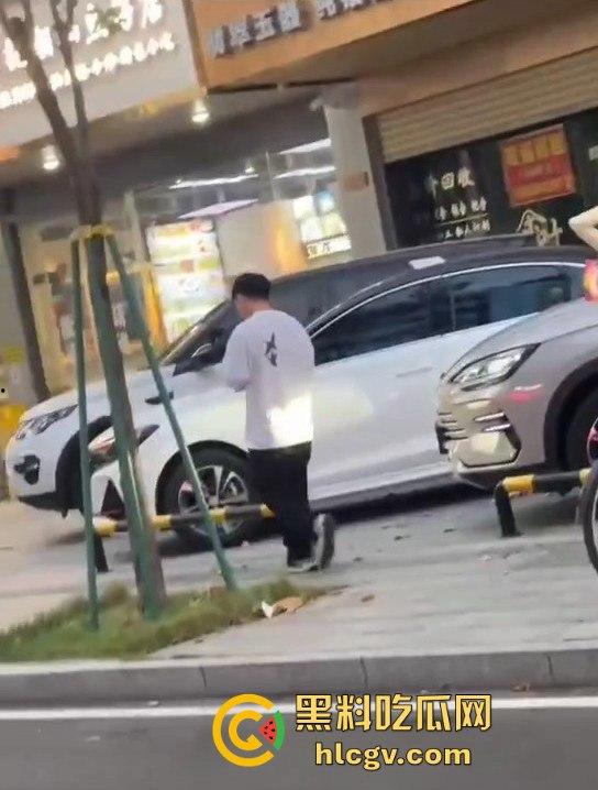 珠海男子带小三购物被原配抓包!小三有身材,原配有火气,抓头发骂得那叫一个狠!-3