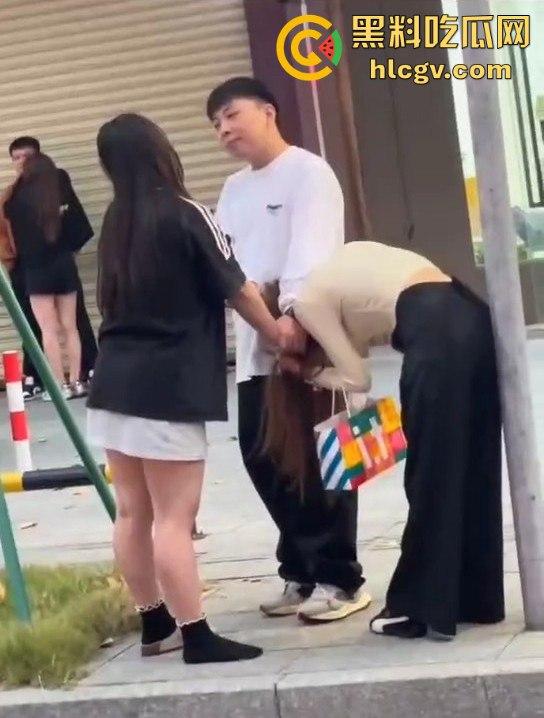 珠海男子带小三购物被原配抓包!小三有身材,原配有火气,抓头发骂得那叫一个狠!-4