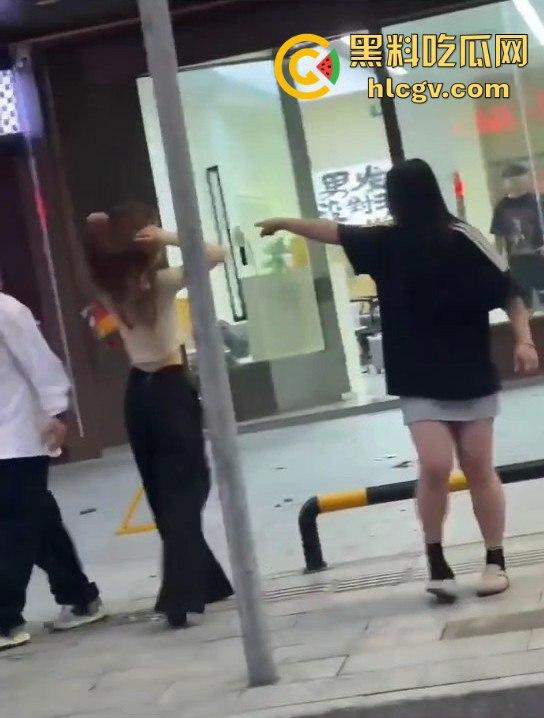 珠海男子带小三购物被原配抓包!小三有身材,原配有火气,抓头发骂得那叫一个狠!-5