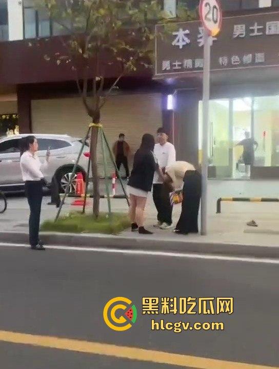 珠海男子带小三购物被原配抓包!小三有身材,原配有火气,抓头发骂得那叫一个狠!-6