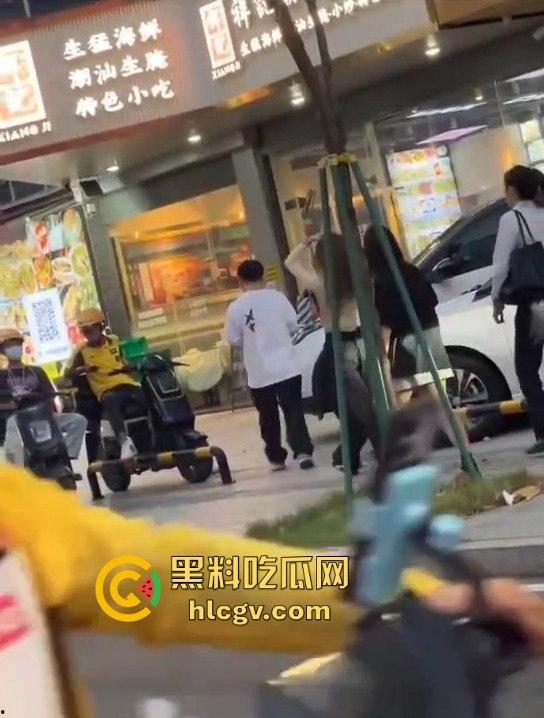 珠海男子带小三购物被原配抓包!小三有身材,原配有火气,抓头发骂得那叫一个狠!-7