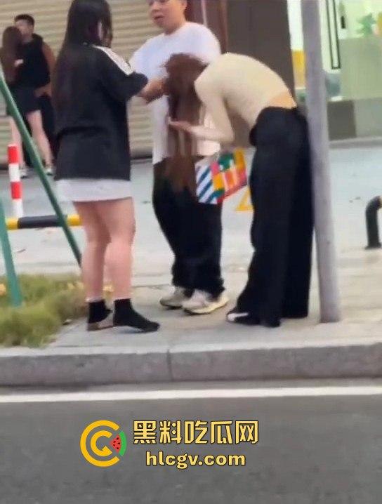 珠海男子带小三购物被原配抓包!小三有身材,原配有火气,抓头发骂得那叫一个狠!-8