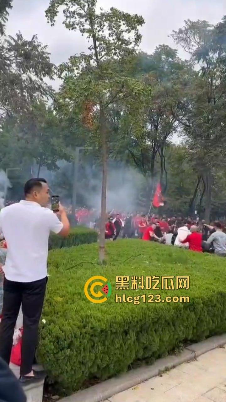 喜闻乐见!中国的足球也值得斗殴?四川&河南 百人球迷大暴乱 烟雾弹乱飞 斗殴砸车 现场画面曝光-4