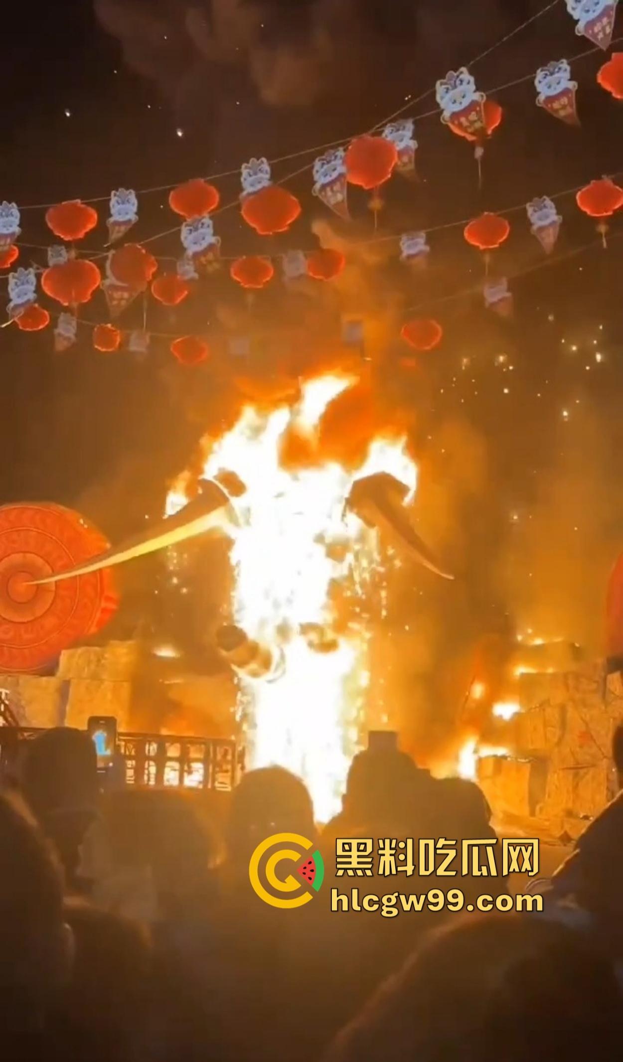 南宁除夕夜打铁花表演现场突发大火 观众还以为是特效 结果真烧起来了!-2