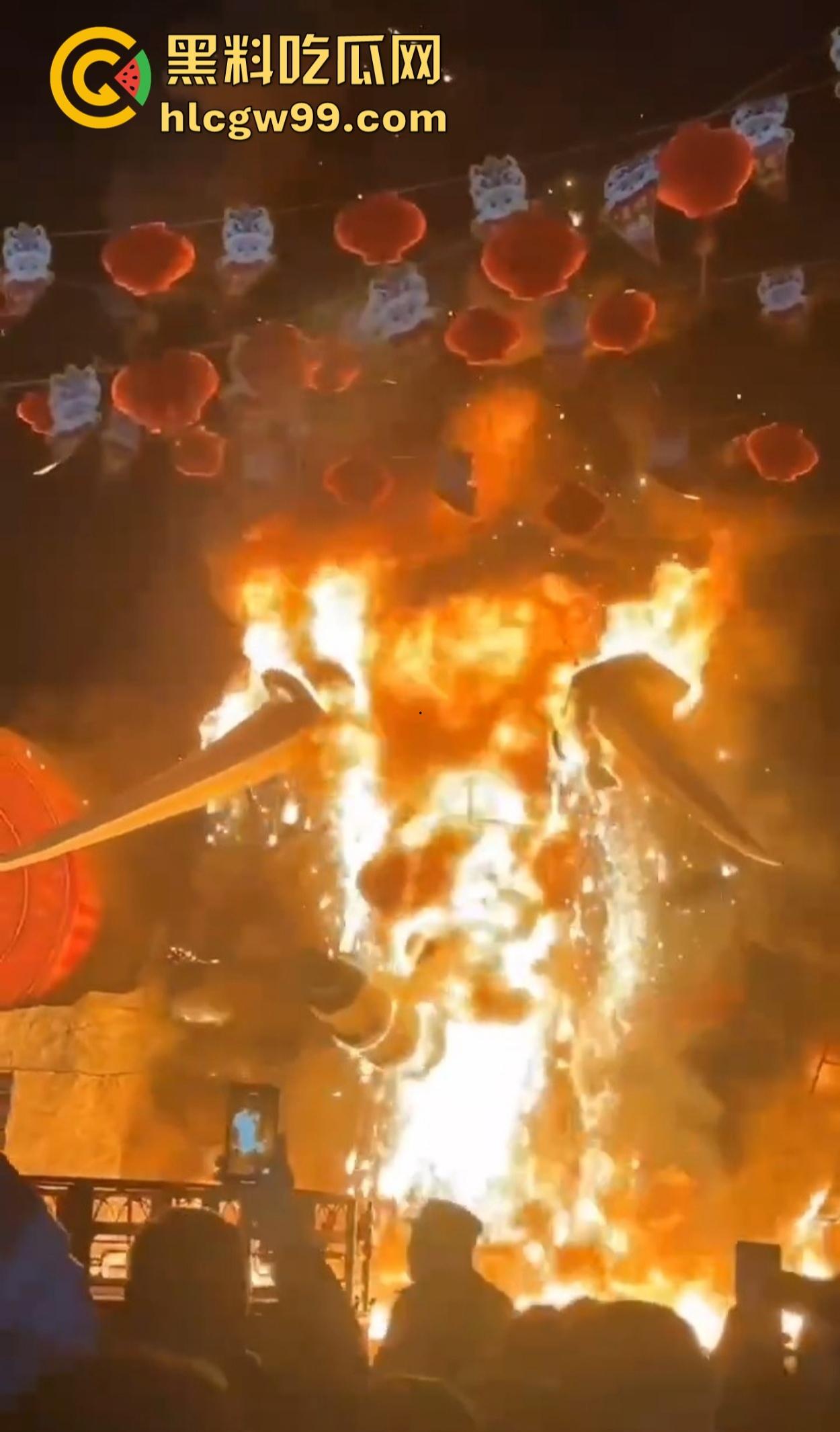 南宁除夕夜打铁花表演现场突发大火 观众还以为是特效 结果真烧起来了!-3