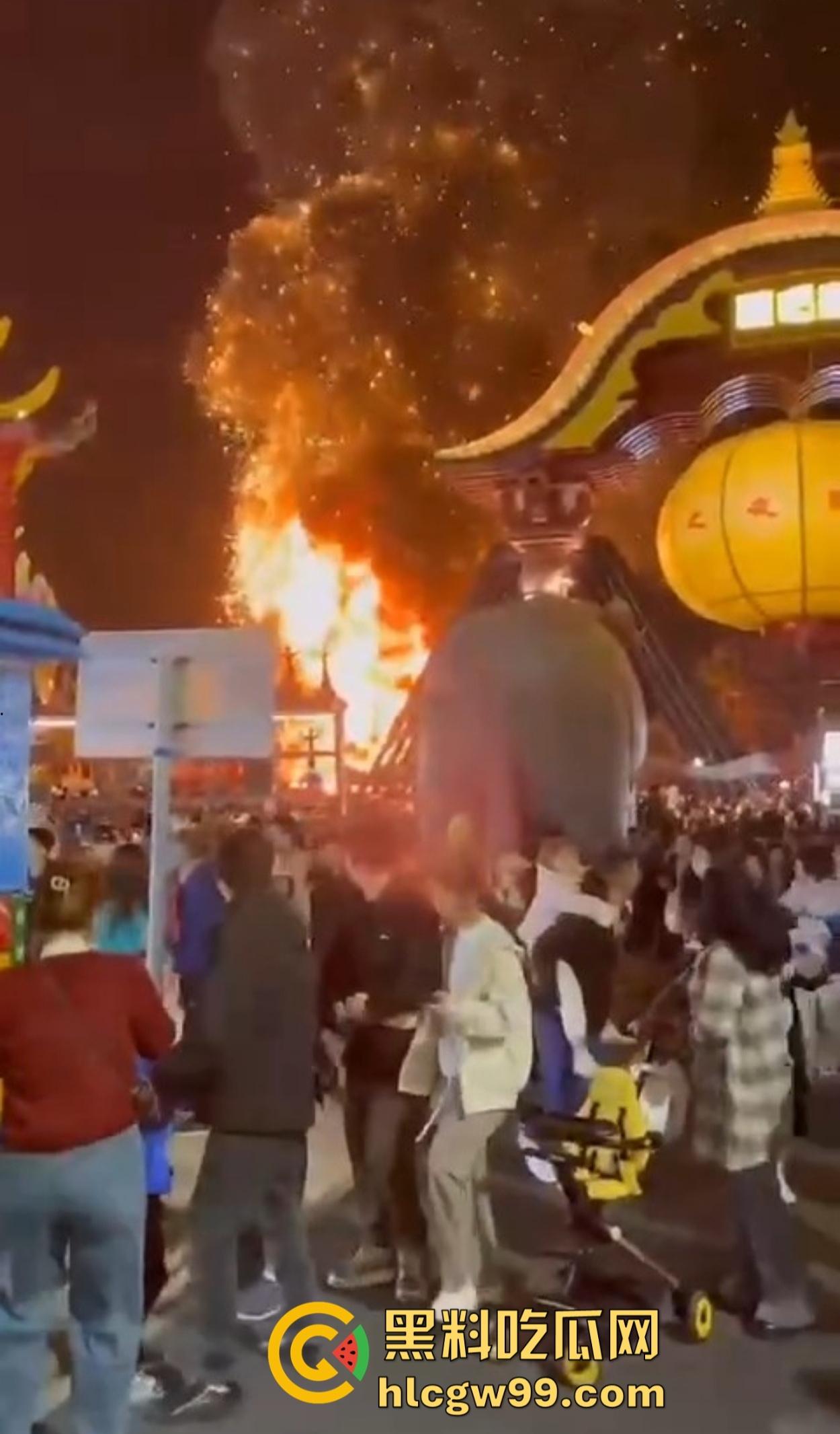 南宁除夕夜打铁花表演现场突发大火 观众还以为是特效 结果真烧起来了!-5