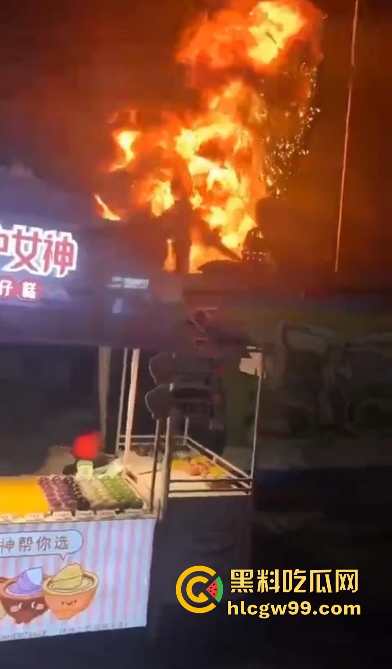 南宁除夕夜打铁花表演现场突发大火 观众还以为是特效 结果真烧起来了!-6