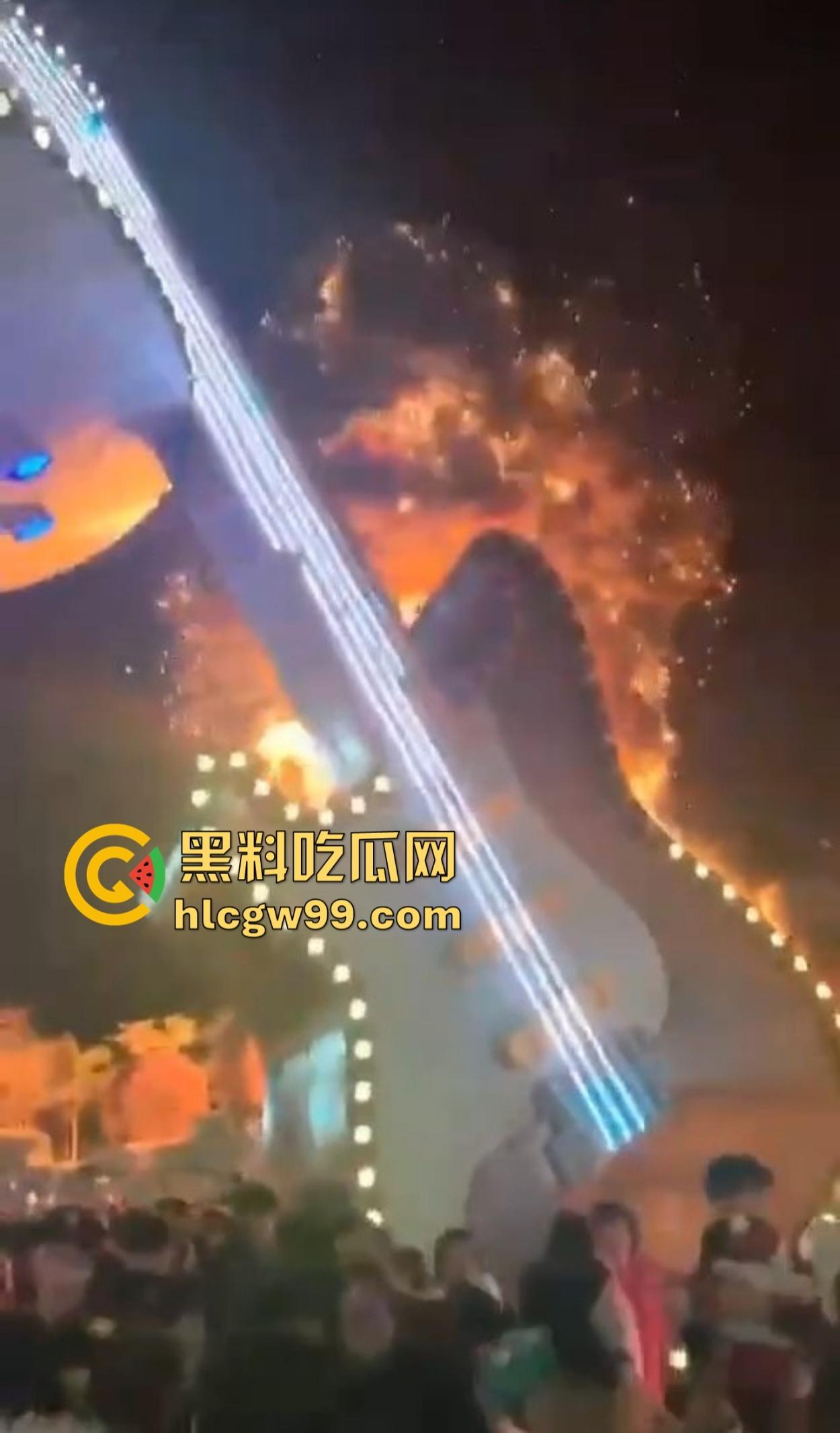 南宁除夕夜打铁花表演现场突发大火 观众还以为是特效 结果真烧起来了!-8