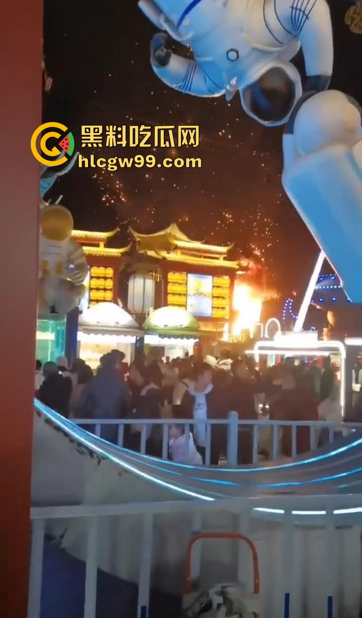 南宁除夕夜打铁花表演现场突发大火 观众还以为是特效 结果真烧起来了!-11