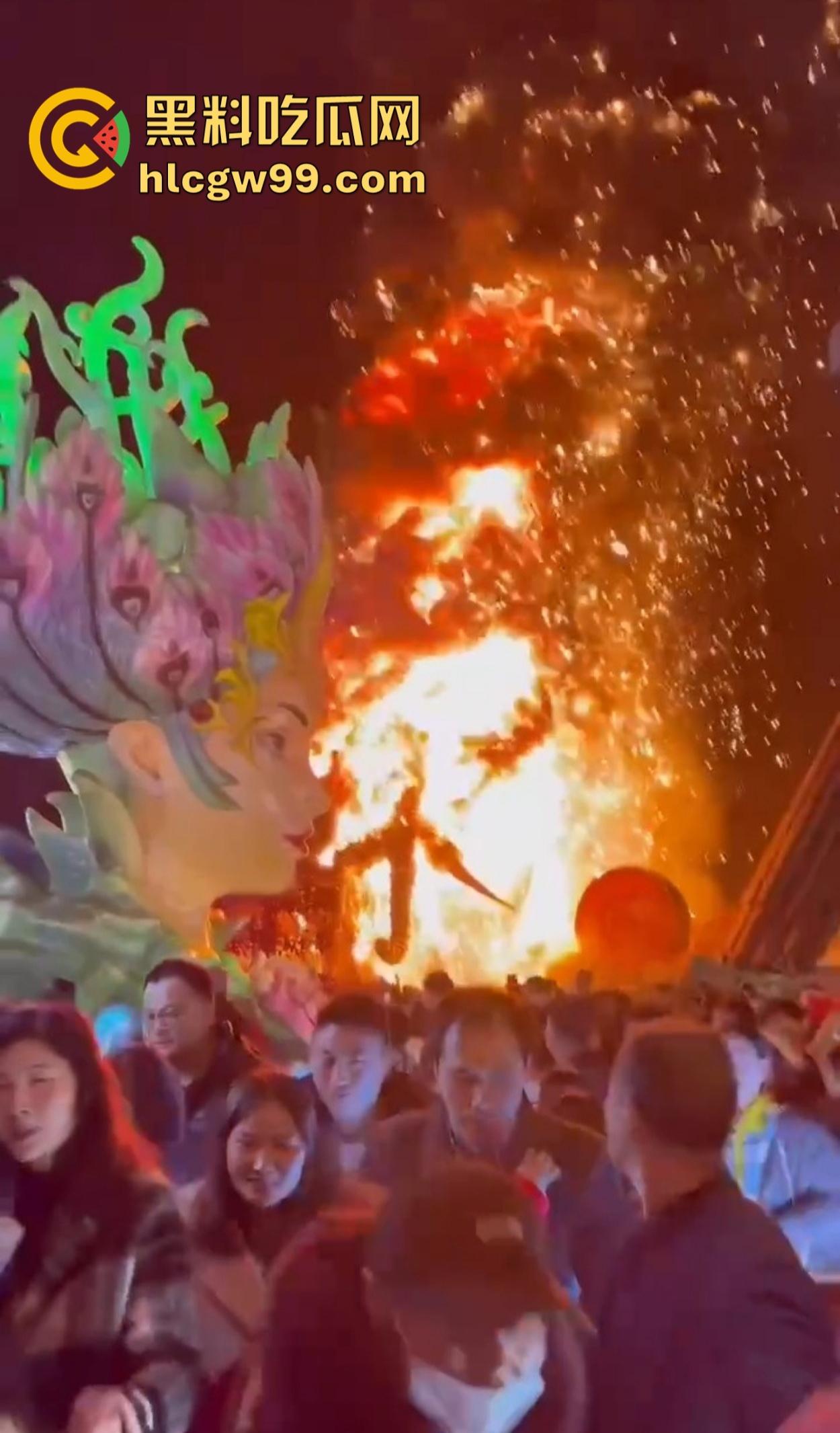 南宁除夕夜打铁花表演现场突发大火 观众还以为是特效 结果真烧起来了!-13