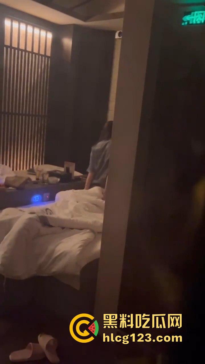 蒸桑拿撞上活春宫!男女房间激情大战,吃瓜群众直接摇人围观,险些被当场抓包!-2