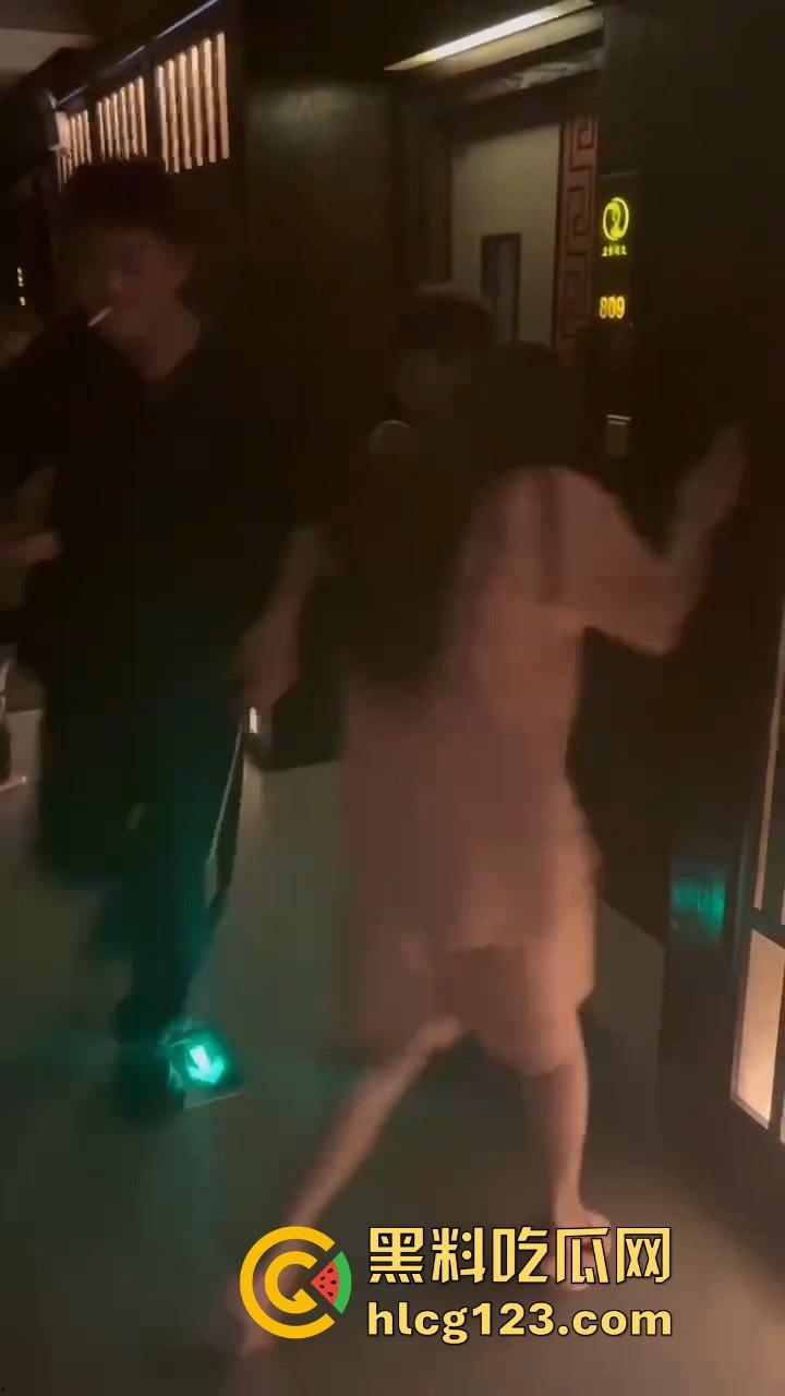 蒸桑拿撞上活春宫!男女房间激情大战,吃瓜群众直接摇人围观,险些被当场抓包!-3