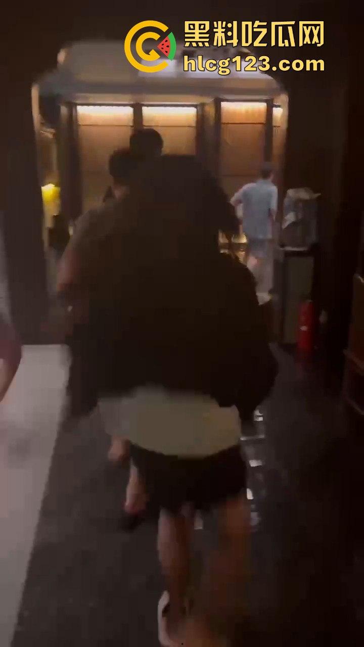 蒸桑拿撞上活春宫!男女房间激情大战,吃瓜群众直接摇人围观,险些被当场抓包!-4