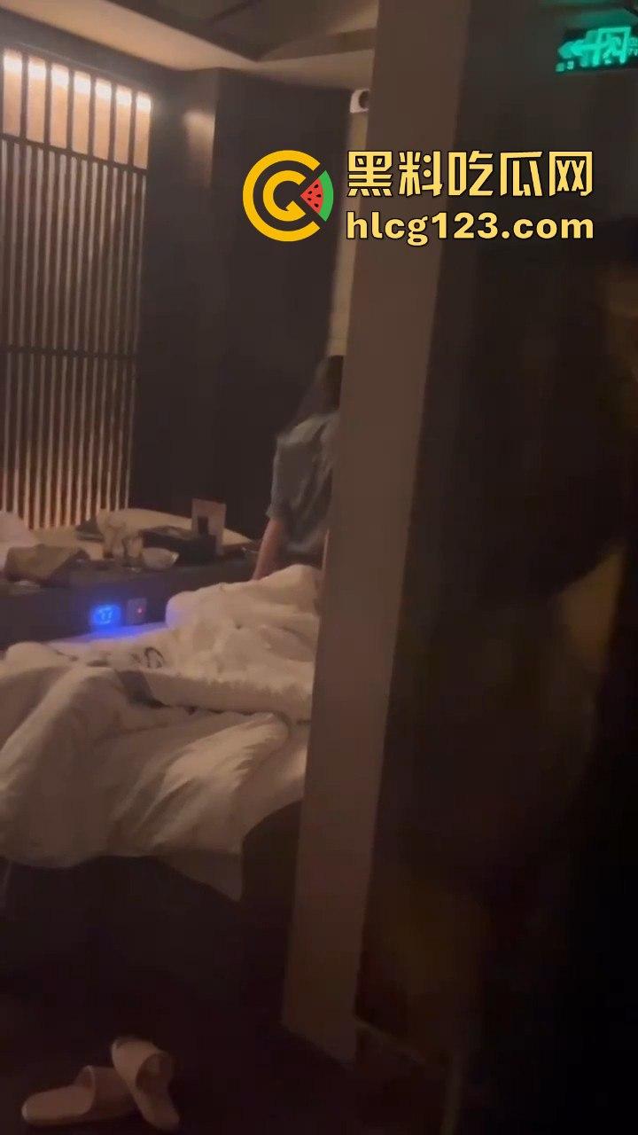 蒸桑拿撞上活春宫!男女房间激情大战,吃瓜群众直接摇人围观,险些被当场抓包!-6