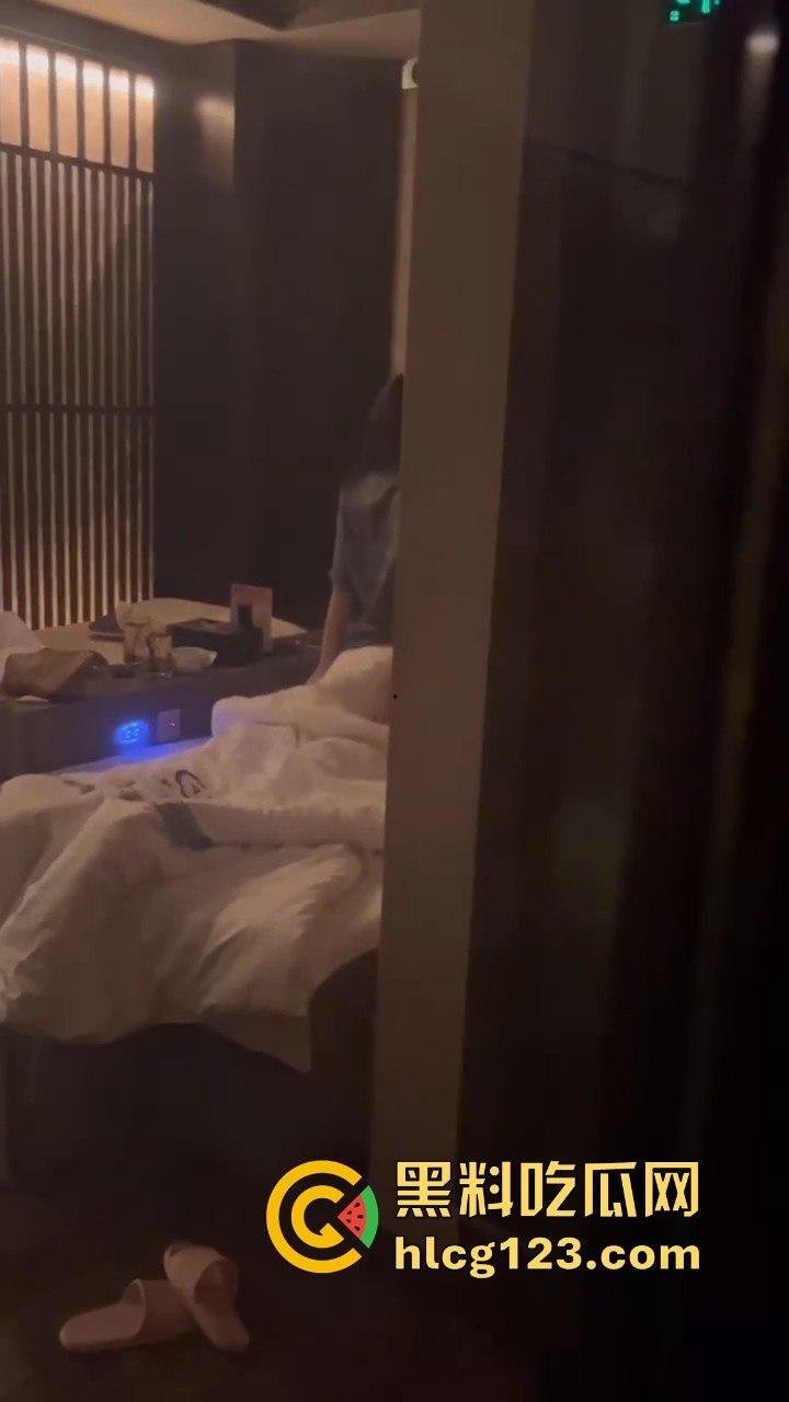 蒸桑拿撞上活春宫!男女房间激情大战,吃瓜群众直接摇人围观,险些被当场抓包!-8