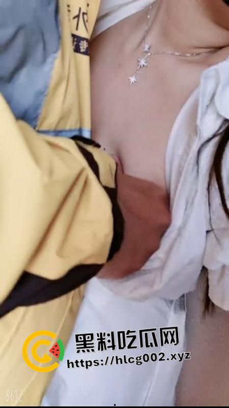 老师 求求你就给我一次吧！英语老师办公司刺激露出  野外勾引环卫工人大叔 英语老师玩的就是花-11