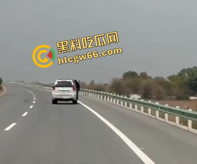 柬埔寨金边高速惊现持AK抢车！一家六口当场吓懵，劫匪持枪逼人下车，开车逃之夭夭！-3