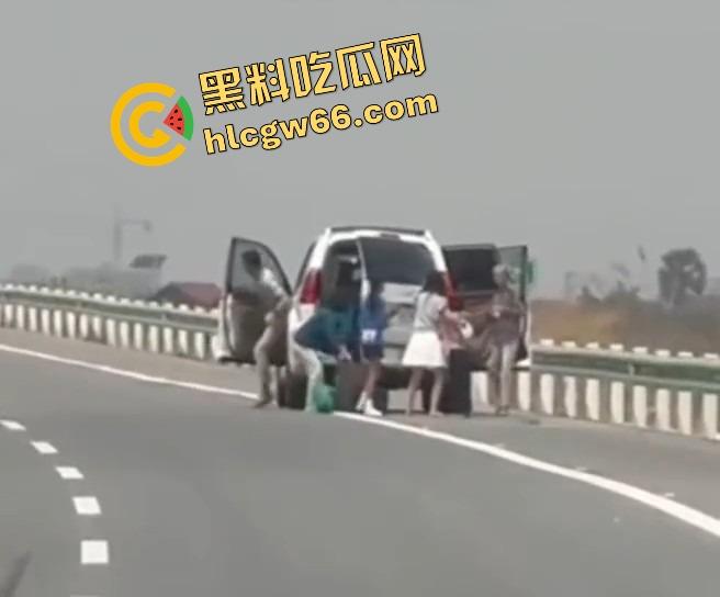 柬埔寨金边高速惊现持AK抢车！一家六口当场吓懵，劫匪持枪逼人下车，开车逃之夭夭！-7