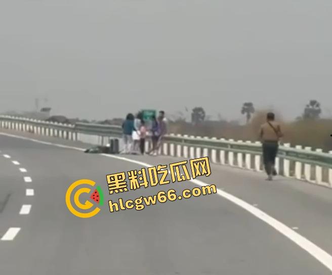 柬埔寨金边高速惊现持AK抢车！一家六口当场吓懵，劫匪持枪逼人下车，开车逃之夭夭！-9