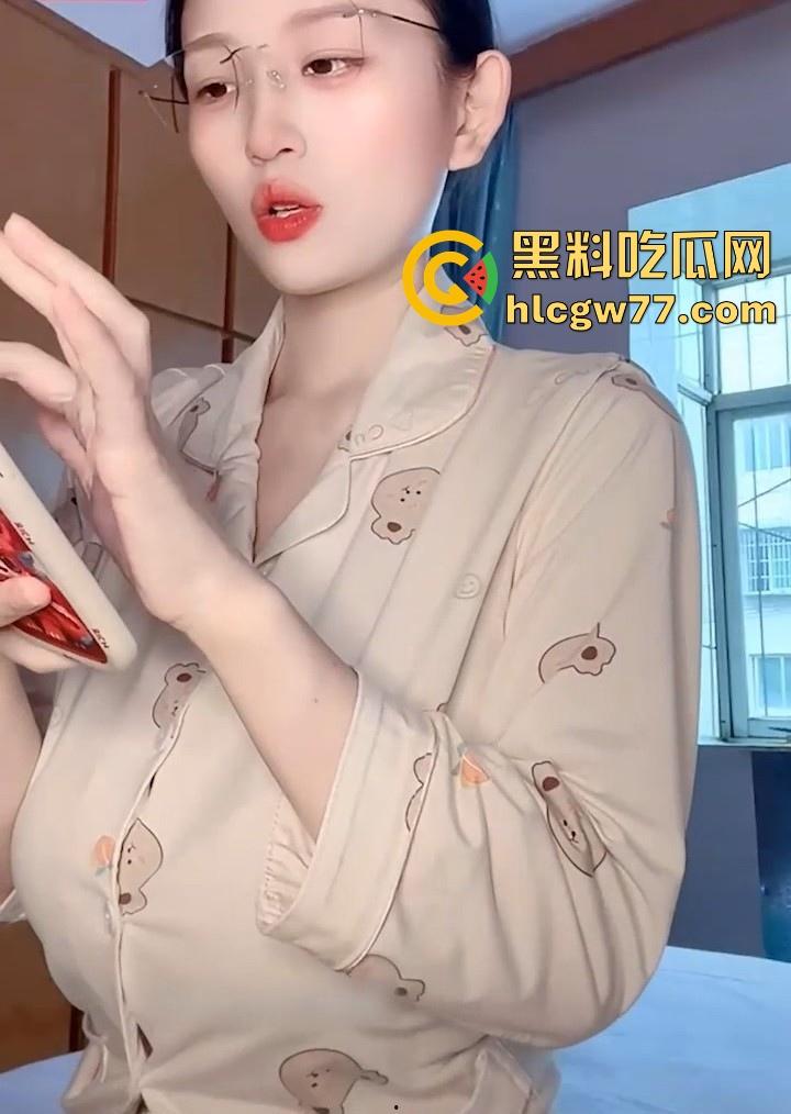 快手哺乳期少妇【晨曦兔子】福利视频流出 极品巨乳被不停揉捏奶水四溢 水晶棒自慰高潮不断!-1