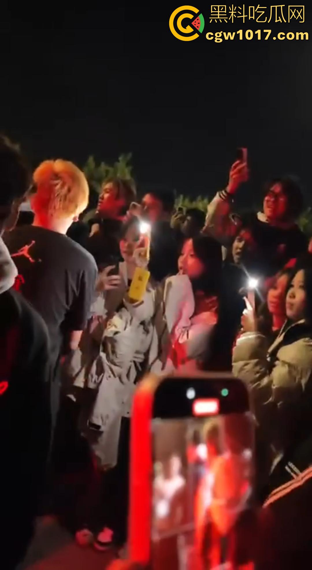 广西桂林C罗事件完整版 精神小伙为爱冲锋 与情敌约群架1v4 只为争夺交配权 现场视频流出!-1