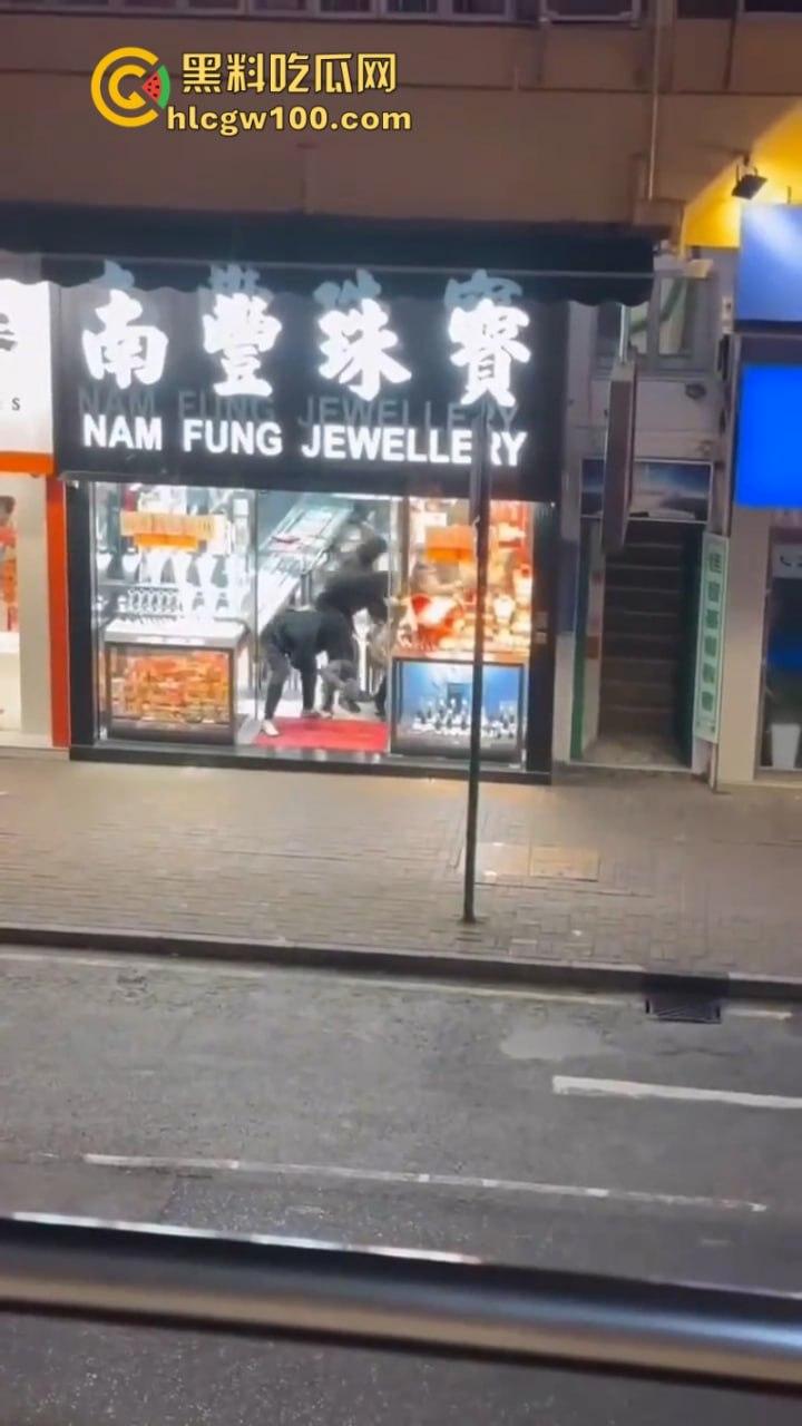 开宝马抢金铺?香港上水南丰珠宝 遭4名外籍蒙面歹徒洗劫 现场视频实拍曝光!-4