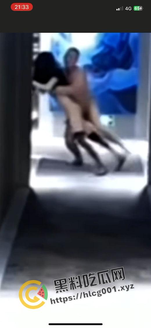 男娘?更要狠狠的草!男娘约炮网友发现是油腻大叔 想跑被强行拉回狠狠插屁眼 现场视频曝光-2