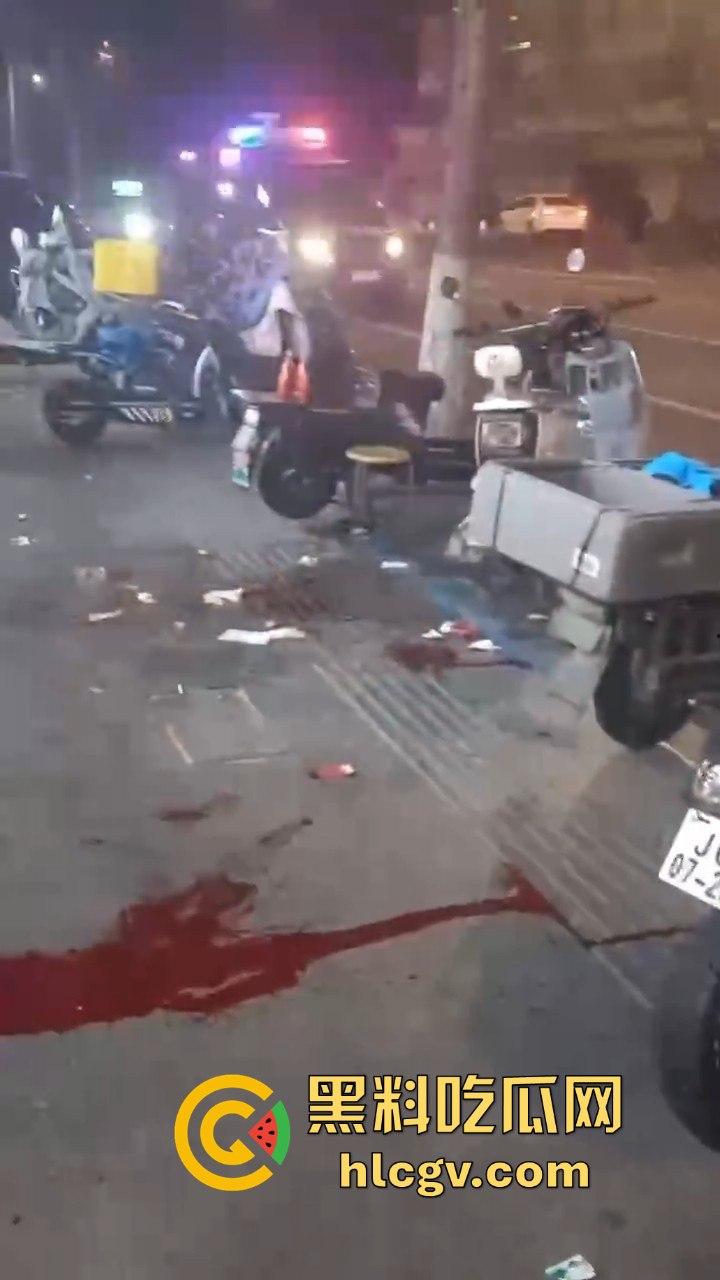 南通东北烧烤场闹大事!两桌人喝多对视一眼就起冲突,口角升级直接捅人!看人一眼都要命!-6