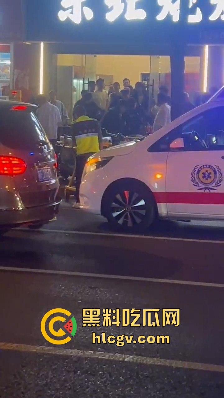 南通东北烧烤场闹大事!两桌人喝多对视一眼就起冲突,口角升级直接捅人!看人一眼都要命!-8