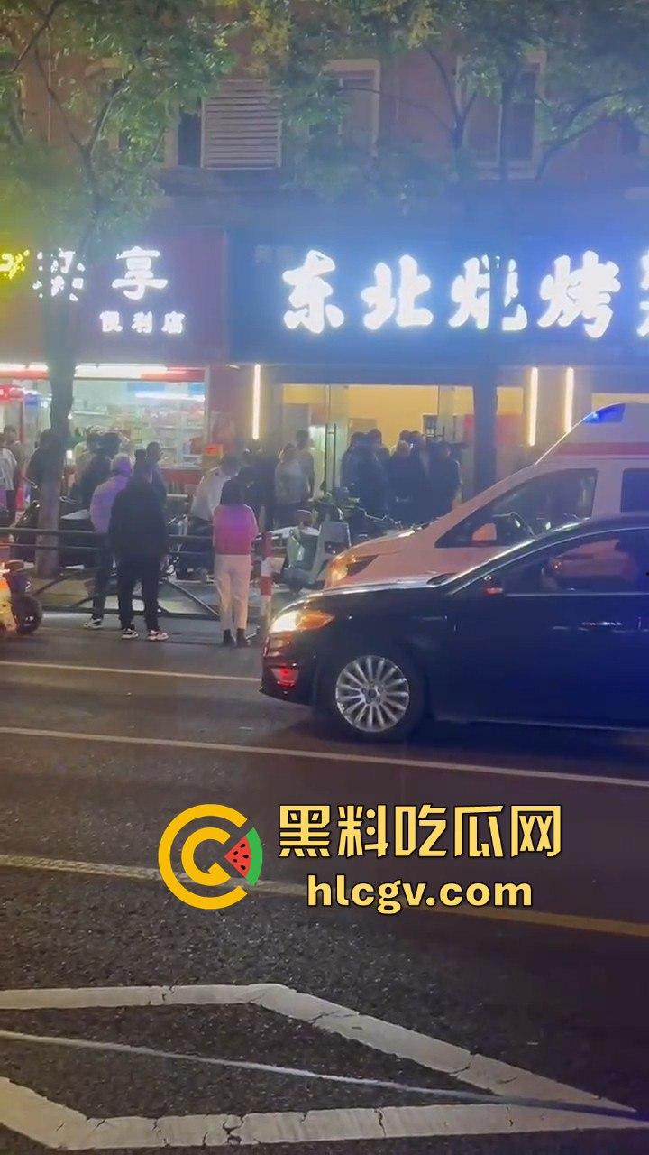 南通东北烧烤场闹大事!两桌人喝多对视一眼就起冲突,口角升级直接捅人!看人一眼都要命!-9