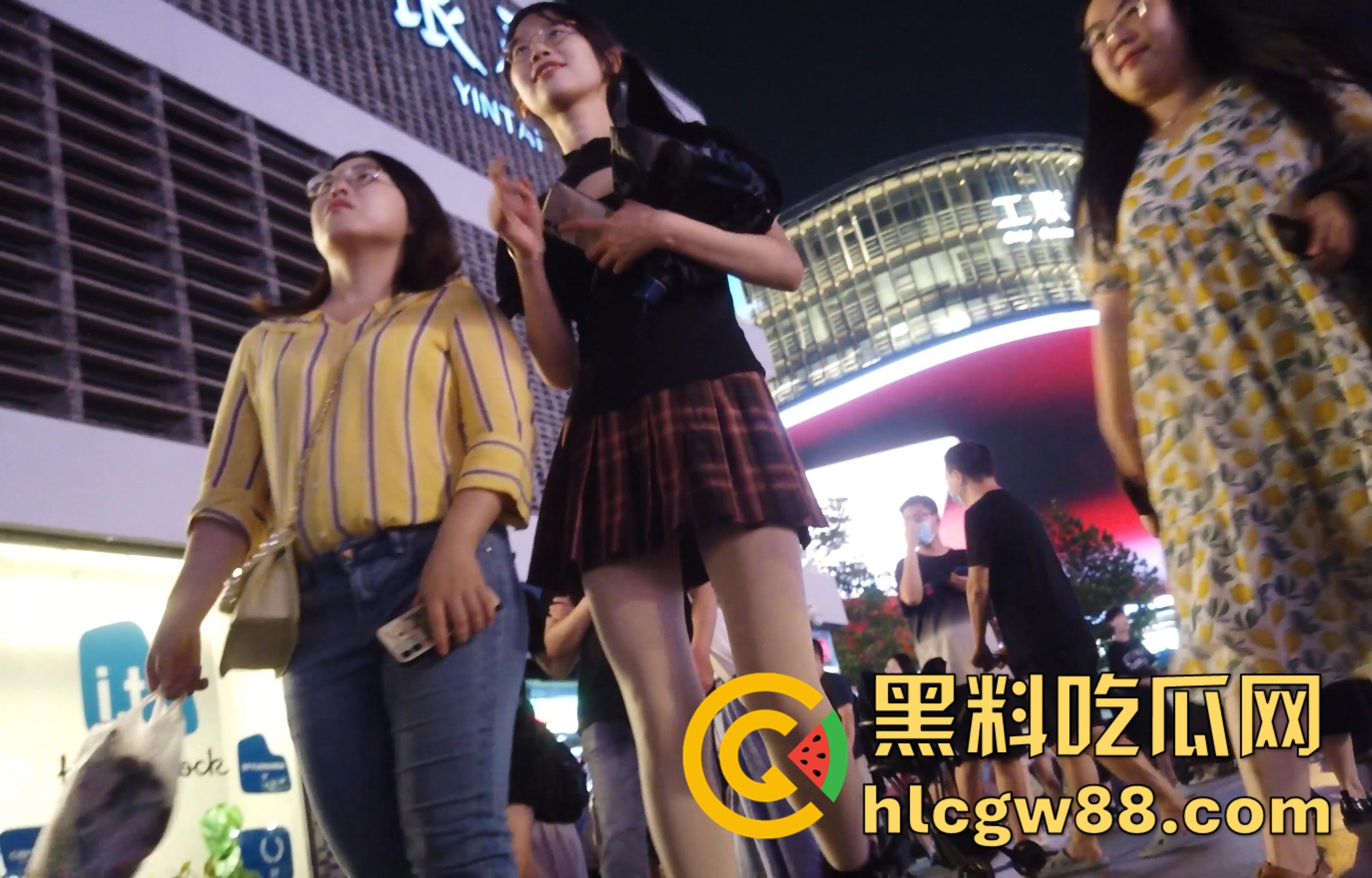 厕抄底大神商场偷拍,洛丽塔JK裙学妹,各种裙底风光,这丁字裤也太骚了,各种户型美穴应有尽有!-1