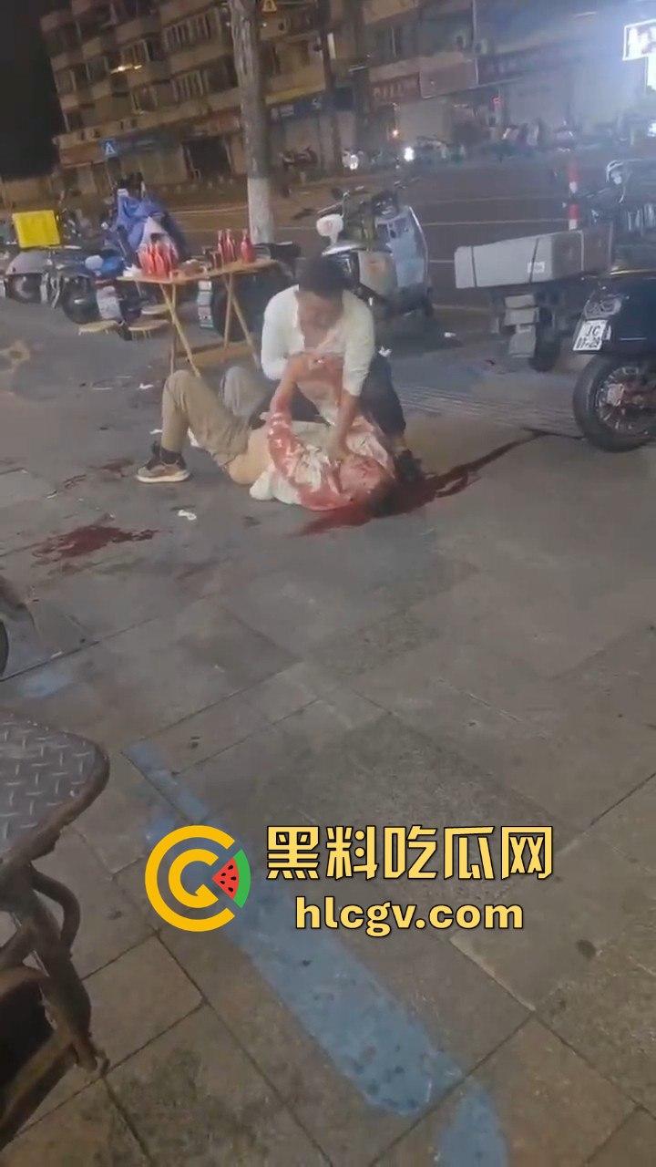 南通东北烧烤场闹大事!两桌人喝多对视一眼就起冲突,口角升级直接捅人!看人一眼都要命!-12
