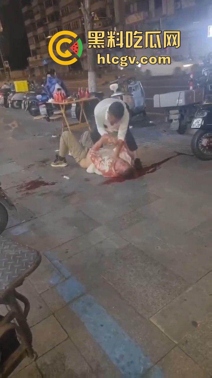 南通东北烧烤场闹大事!两桌人喝多对视一眼就起冲突,口角升级直接捅人!看人一眼都要命!-13