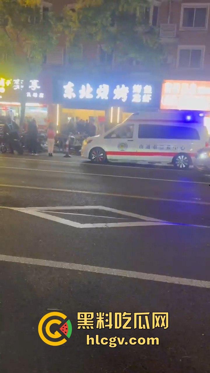 南通东北烧烤场闹大事!两桌人喝多对视一眼就起冲突,口角升级直接捅人!看人一眼都要命!-14