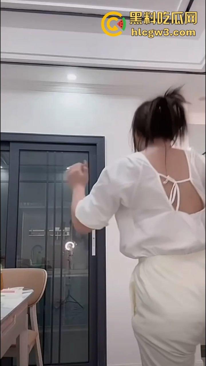 抖音美女主播露点合集 摘下项链让观众看美胸 直播间瞬间爆火-9