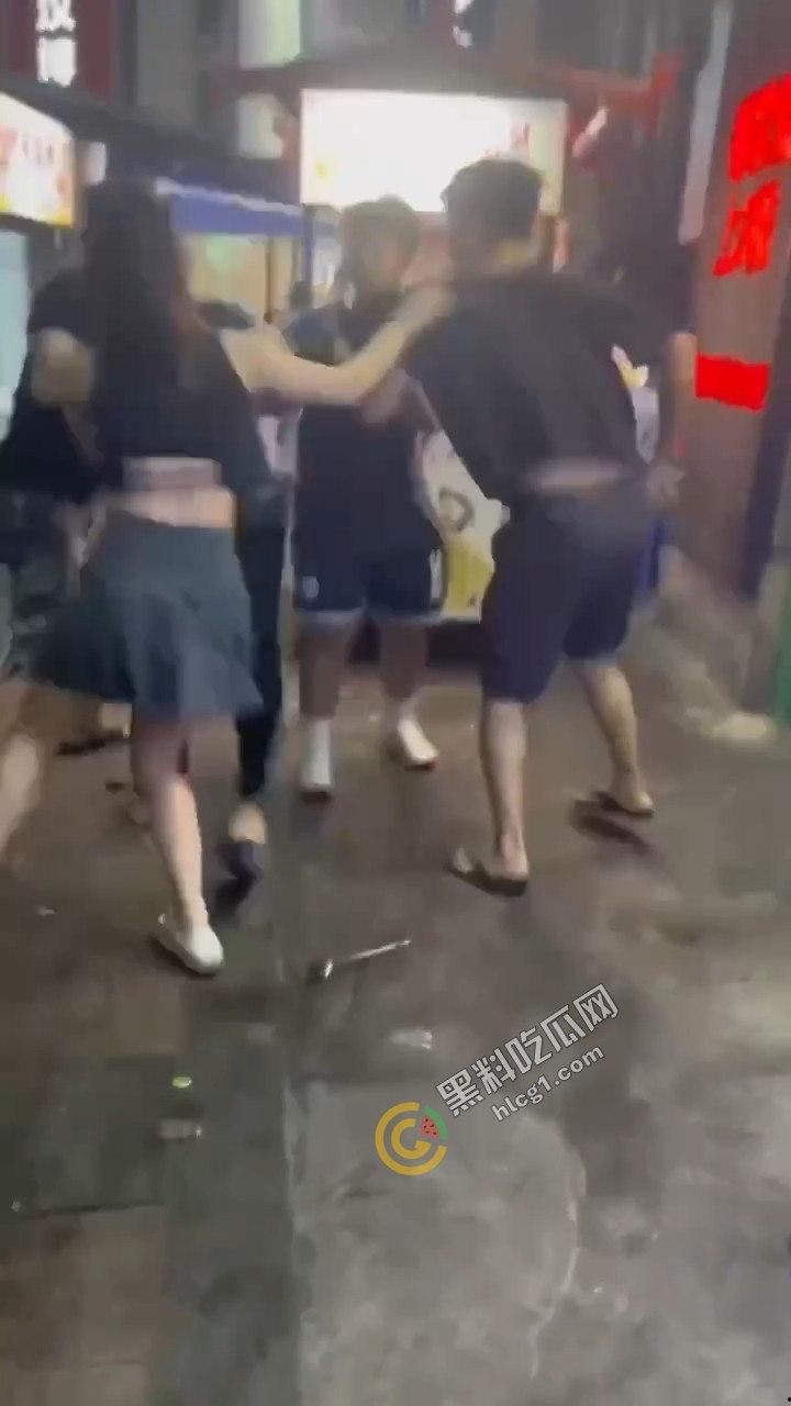 夜市吃宵夜竟引爆街头暴力!大爷挥菜刀怒斗,口角演变肢体冲突,市民目睹惊骇!-3