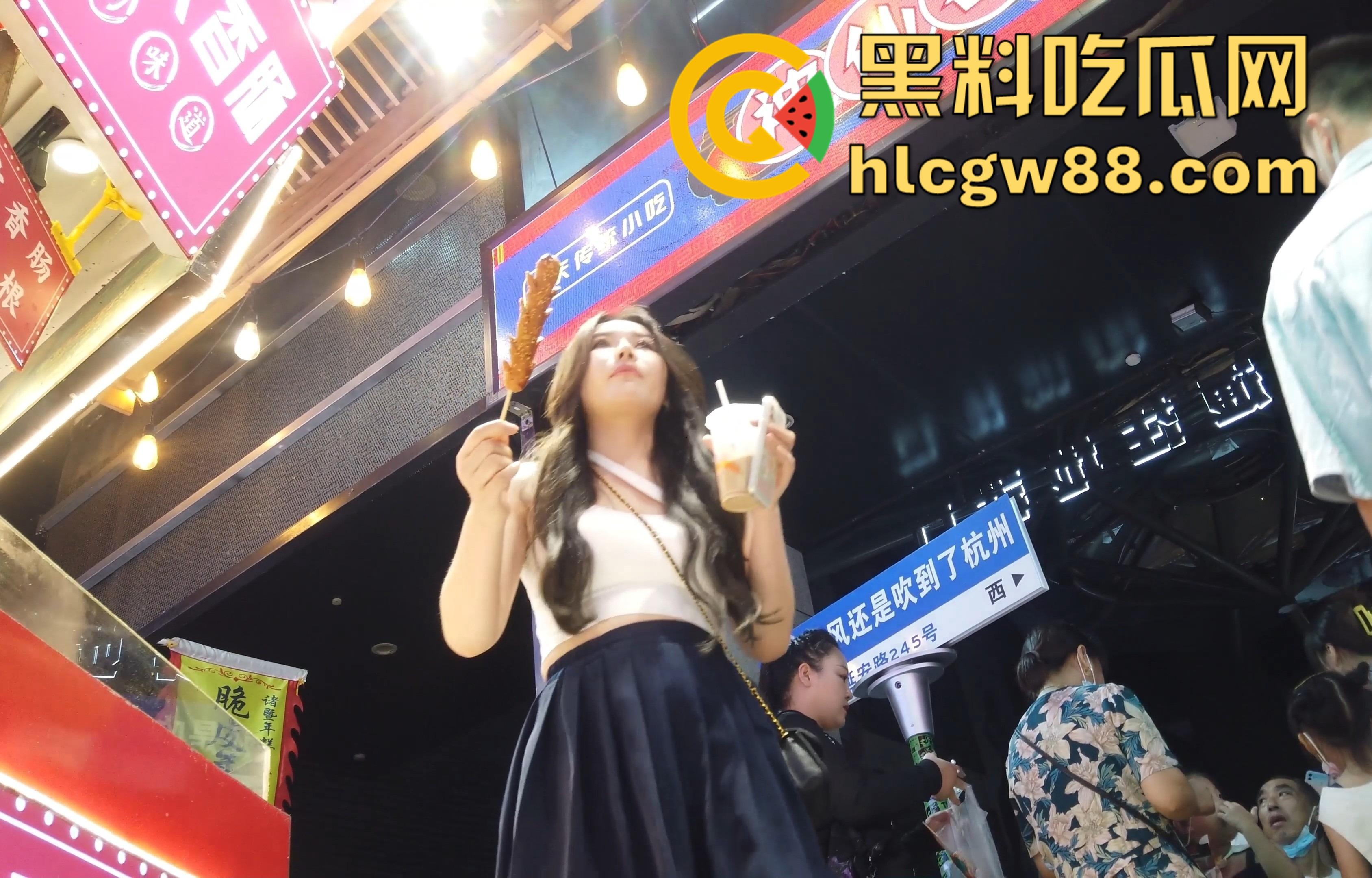 厕抄底大神商场偷拍,洛丽塔JK裙学妹,各种裙底风光,这丁字裤也太骚了,各种户型美穴应有尽有!-12