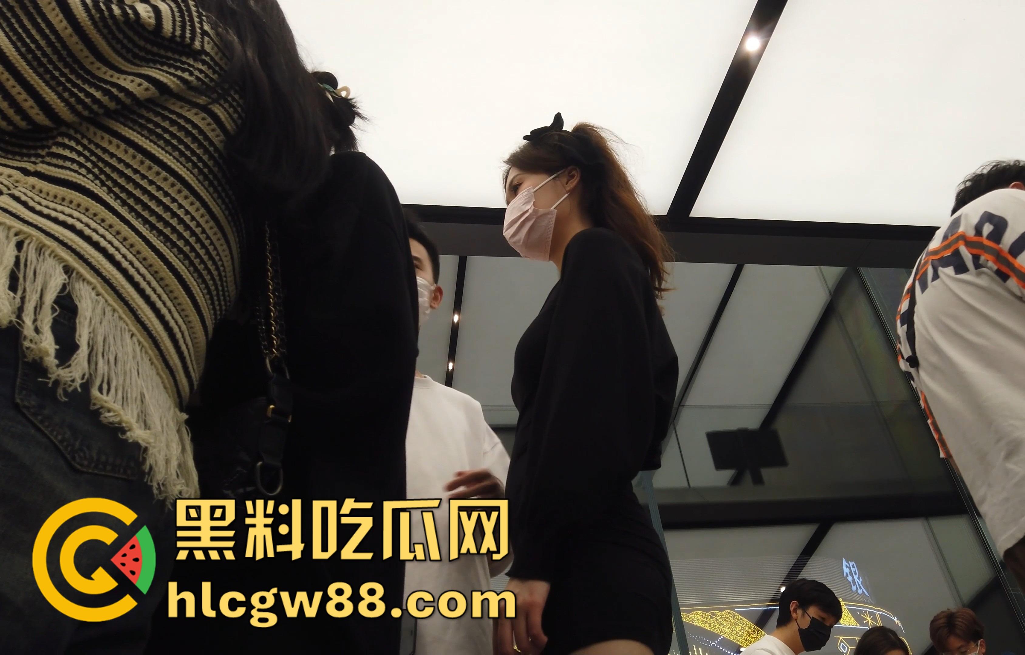 厕抄底大神商场偷拍,洛丽塔JK裙学妹,各种裙底风光,这丁字裤也太骚了,各种户型美穴应有尽有!-16