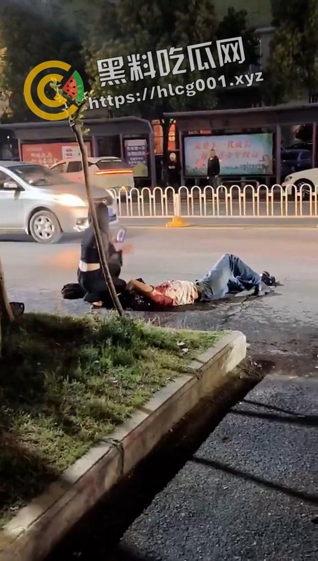 武汉工程科技学院门口血案!女友出轨 男子捅死小三 这就是爱啊 现场血腥视频流出-4