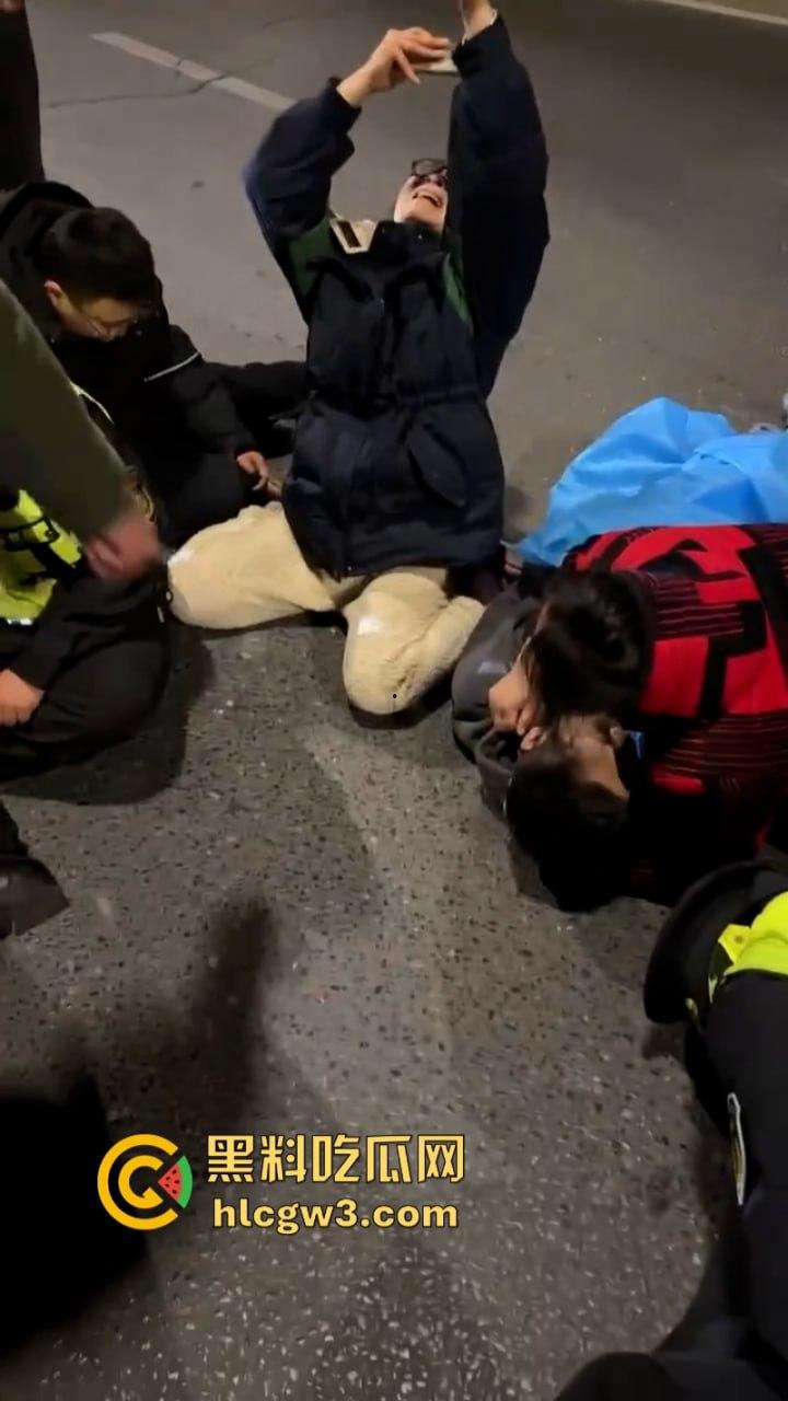 河南货车司机遭交警截停冲动跳桥 直接落地成饼 交警当场懵逼 却被曝出司机老婆才是罪魁祸首?-4