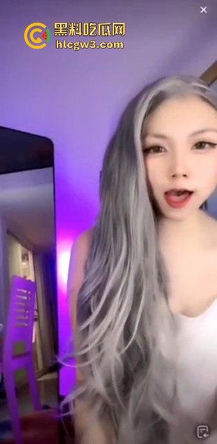 抖音网红【萝漫莉】直播福利版流出,假鸡吧自嗨狂摆,演得大哥们鸡巴硬到不行 独家爆料!-5