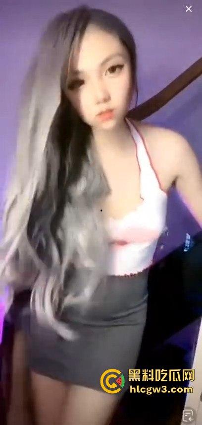 抖音网红【萝漫莉】直播福利版流出,假鸡吧自嗨狂摆,演得大哥们鸡巴硬到不行 独家爆料!-6