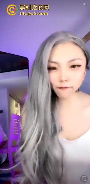 抖音网红【萝漫莉】直播福利版流出,假鸡吧自嗨狂摆,演得大哥们鸡巴硬到不行 独家爆料!-7