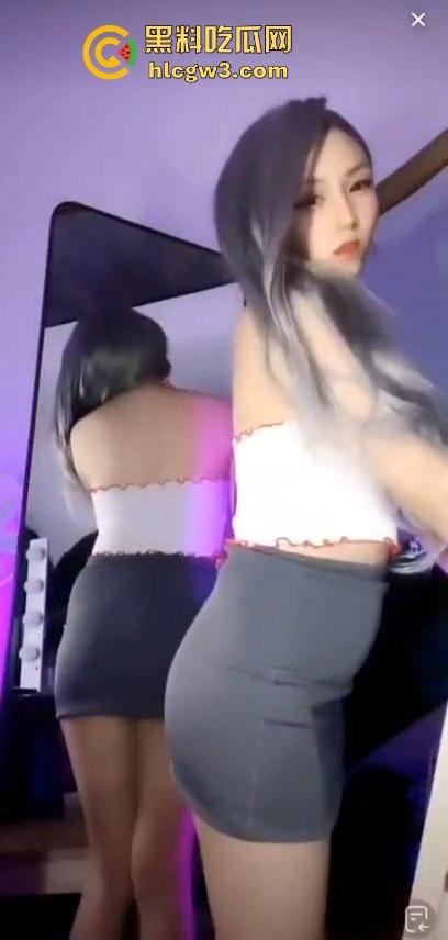 抖音网红【萝漫莉】直播福利版流出,假鸡吧自嗨狂摆,演得大哥们鸡巴硬到不行 独家爆料!-8