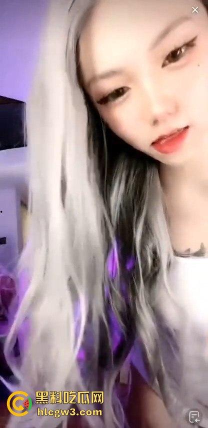 抖音网红【萝漫莉】直播福利版流出,假鸡吧自嗨狂摆,演得大哥们鸡巴硬到不行 独家爆料!-12