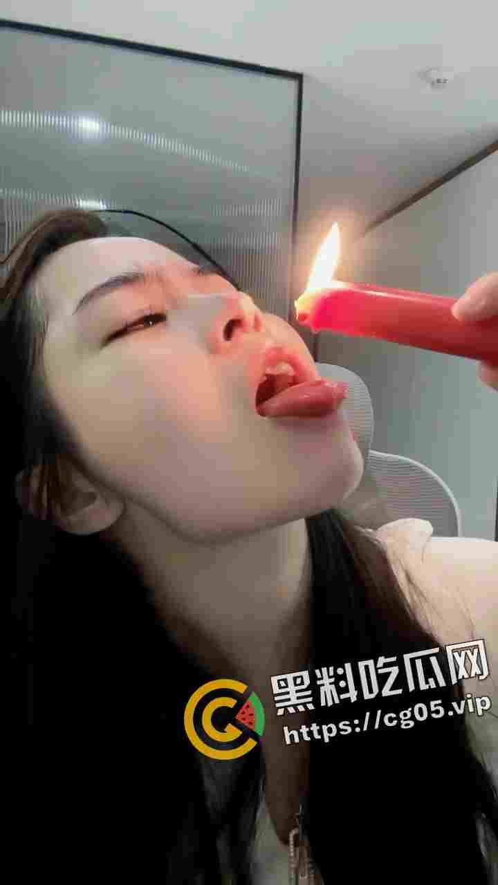 抖音女主播PK失败后自虐 滴蜡在胸上 生吃点燃的香 皮筋弹手臂 多少有点受虐癖 老夫怀疑你就是好这口才输的-2