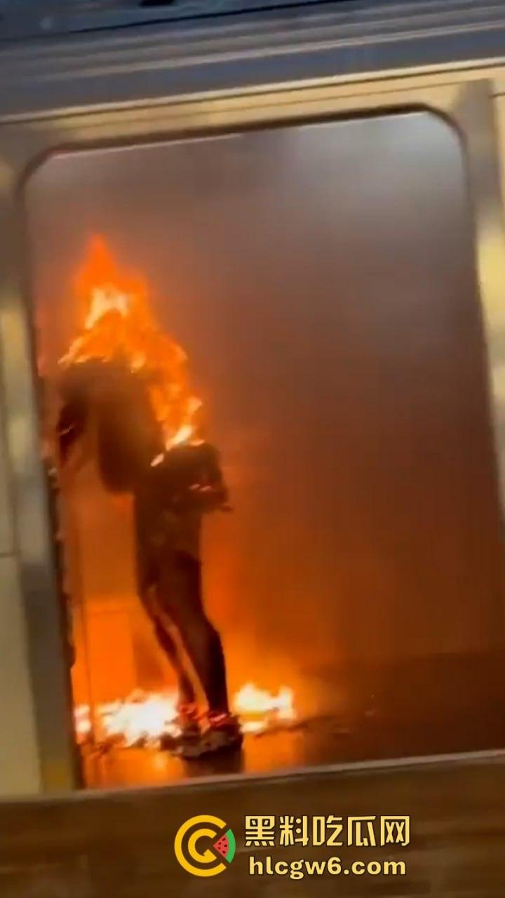 2024最强纽约笑话!纽约州长凯茜·霍楚尔前脚夸赞自己让纽约地铁更安全 后脚流浪汉在地铁纵火烧死一女子!-13